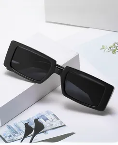 Detail einer schwarzen quadratischen Brille mit Blaulichtfilter auf weißem Würfel