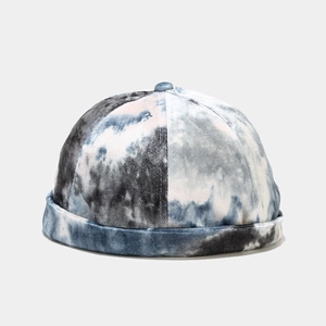 Détail du bonnet docker en velours avec motif tie-dye bleu et gris sans bord