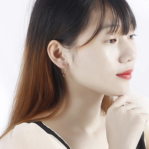 Boucles d'oreilles créoles nouées en or rose élégantes avec un design en métal épuré