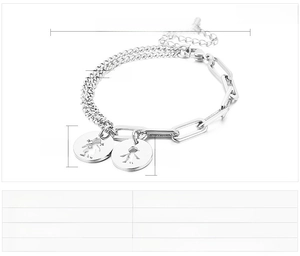 Dettaglio del bracciale asimmetrico in acciaio inossidabile con ciondoli ragazzo e ragazza