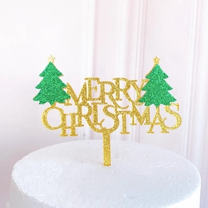 Goldener Glitzer Merry Christmas Tortenstecker mit grünen Tannen auf festlichem Kuchen
