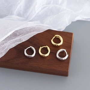 Detailed view of minimalist S925 sterling silver hoop earrings in gold and silver finishes