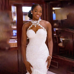 Abito da sposa a sirena in pizzo bianco con scollo all'americana e dettagli di paillettes