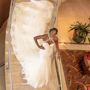 Abito da sposa a sirena in pizzo avorio con scollo all'americana e strascico lungo
