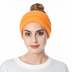 Vue de face du mannequin portant un bandeau d'hiver orange vif en tricot torsadé épais