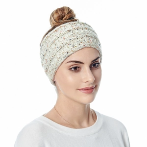 Gros plan du bandeau tricoté beige moucheté coloré avec doublure polaire chaude