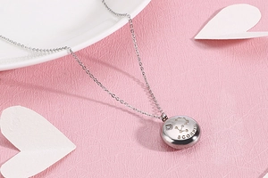 Gros plan du collier constellation Scorpion avec pendentif argenté et petit cristal incrusté
