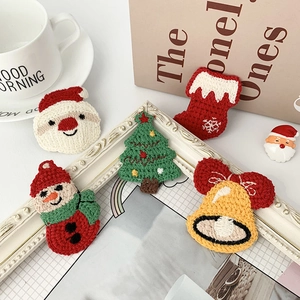 Détail d'accessoires de cheveux de Noël au crochet faits main avec Père Noël et bonhomme