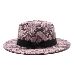 Détail d'un chapeau fedora rose à motif serpent avec ruban noir et petit nœud élégant
