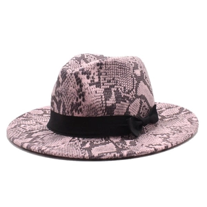 Détail d'un chapeau fedora rose motif serpent avec ruban et nœud noir élégant