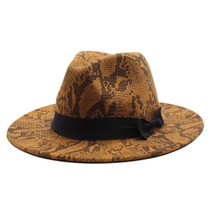 Détail d'un chapeau fedora en laine à imprimé serpent avec bord large et ruban noir