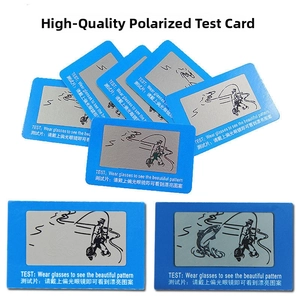 Dettaglio della carta di test polarizzata per occhiali con motivo di pescatore e pesce