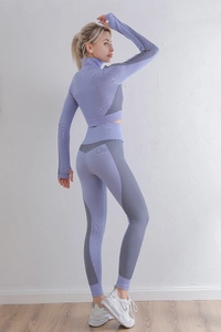 Détails de l'ensemble de yoga lavande avec passe-pouces et motifs en jacquard