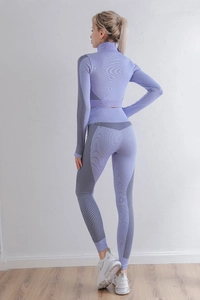 Détail de l'ensemble de yoga lavande avec textures de tricot diagonales gris foncé au dos