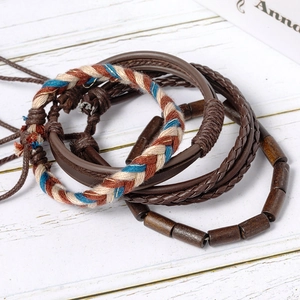Bracelet bohème multicouche avec cordons en cuir et perles en bois naturel