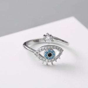 Anillo de ojo turco ajustable en plata con cristal azul y detalles de pavé