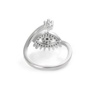 Detalle de anillo ajustable de ojo turco con cristales pavé brillantes en metal plateado