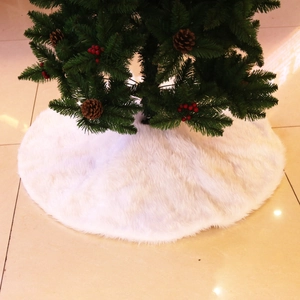Weiße Weihnachtsbaumdecke aus Kunstpelz mit flauschiger Textur unter dem Tannenbaum