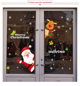Gros plan d'autocollants Père Noël et rennes sur une porte vitrée pour décoration de Noël