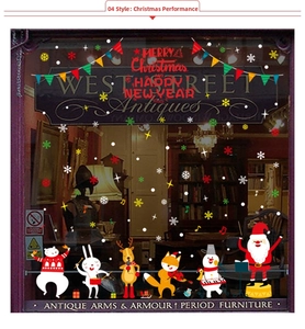 Détail des stickers de fenêtre de Noël montrant un orchestre d'animaux sur une vitrine