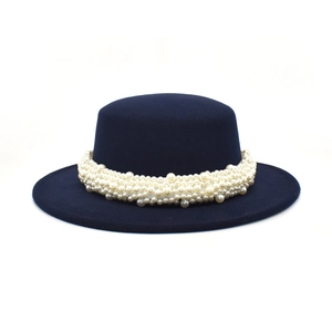 Élégant chapeau canotier bleu marine en feutre de laine avec décoration de perles blanches
