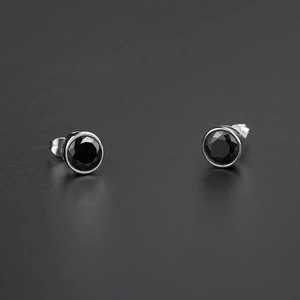 Détail macro de boucles d'oreilles clous en zircon noir avec base en métal argenté