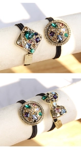 Détails d'élastiques baroques avec strass colorés et pendentifs en métal doré ajouré