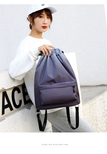 Dettaglio di uno zaino viola con coulisse in nylon impermeabile per lo sport quotidiano