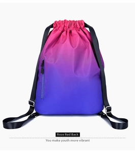 Dettaglio dello zaino con coulisse resistente all'acqua con sfumatura magenta e tasca laterale