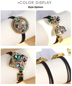 Vue détaillée d'élastiques baroques avec strass et pendentifs en cristal coloré