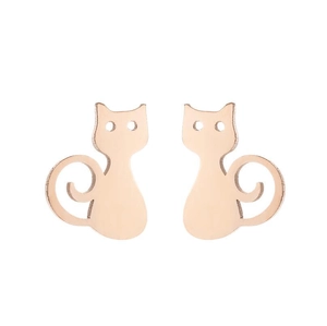Gros plan détaillé des boucles d'oreilles chat en or rose avec yeux ajourés
