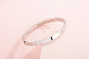 Gros plan d'un bracelet jonc en acier inoxydable argent poli avec surface effet miroir