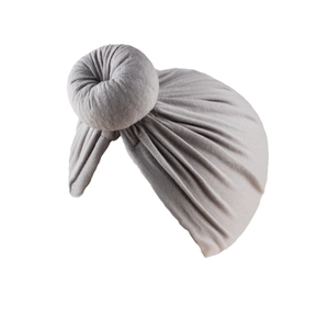 Grauer Baby Turban Hut mit Donut Knoten aus weichem Strickstoff für Kleinkinder
