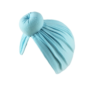 Himmelblauer Baby-Turbanhut mit Donut-Knoten-Design auf weißem Hintergrund