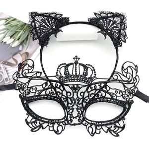 Détail d'un serre-tête oreilles de chat en dentelle noire et loup brodé de bal