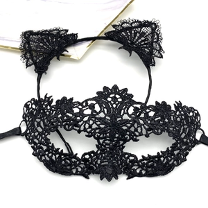 Détail d'un ensemble de serre-tête oreilles de chat et masque en dentelle noire