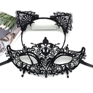 Détail d'un masque en dentelle noire et d'un serre-tête oreilles de chat pour soirée