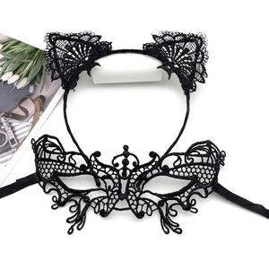 Détail du serre-tête oreilles de chat en dentelle noire et masque papillon de fête