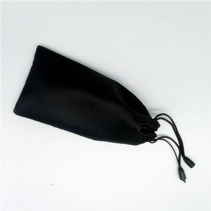 Dettaglio di un sacchetto in raso nero con coulisse e chiusure a levetta in plastica