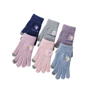 Détail de gants en tricot colorés avec broderie marguerite et inscription PEACE