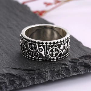 Steampunk Zahnrad Ring in Vintage Silber Optik auf rustikalem Steinhintergrund