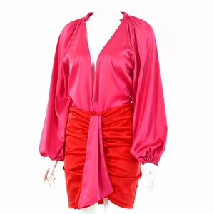 Dettaglio di body in raso con scollo a V e minigonna rossa arricciata in set