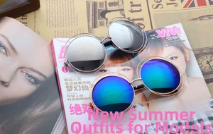 Detail of round double-ring metal frame sunglasses with gradient tinted lenses