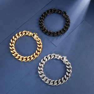 Trois bracelets gourmette en acier inoxydable or, argent et noir sur fond bleu