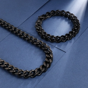 Détail d'un ensemble collier et bracelet en maille gourmette noire en acier poli