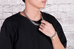 Détail d'un ensemble collier et bracelet en maille gourmette argentée pour homme
