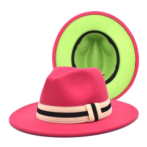 Détail du chapeau fedora bicolore montrant l'extérieur fuchsia et la doublure vert néon