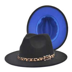 Détail du chapeau fedora avec extérieur noir, doublure bleue et boucle motif léopard