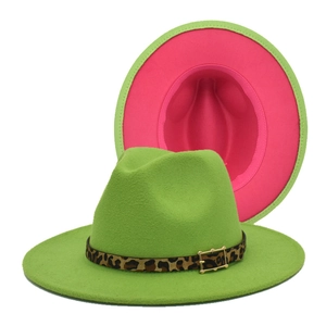 Détail du chapeau Fedora en laine verte avec doublure fuchsia et ruban léopard à boucle