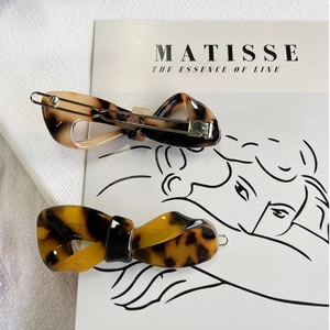 Elegant tortoiseshell acetate bow hair clips in light and dark leopard print patterns